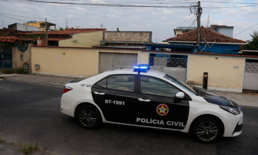 Polícia cumpre mandado na casa da família de Monique, em Bangu, Zona Oeste do Rio Foto: Fabiano Rocha em 26/03/2021 / Agência O Globo