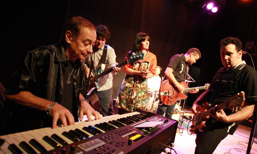 O organista Lafayette, em ensaio com os Tremendões, em 2014 Foto: Pedro Teixeira / Agência O Globo