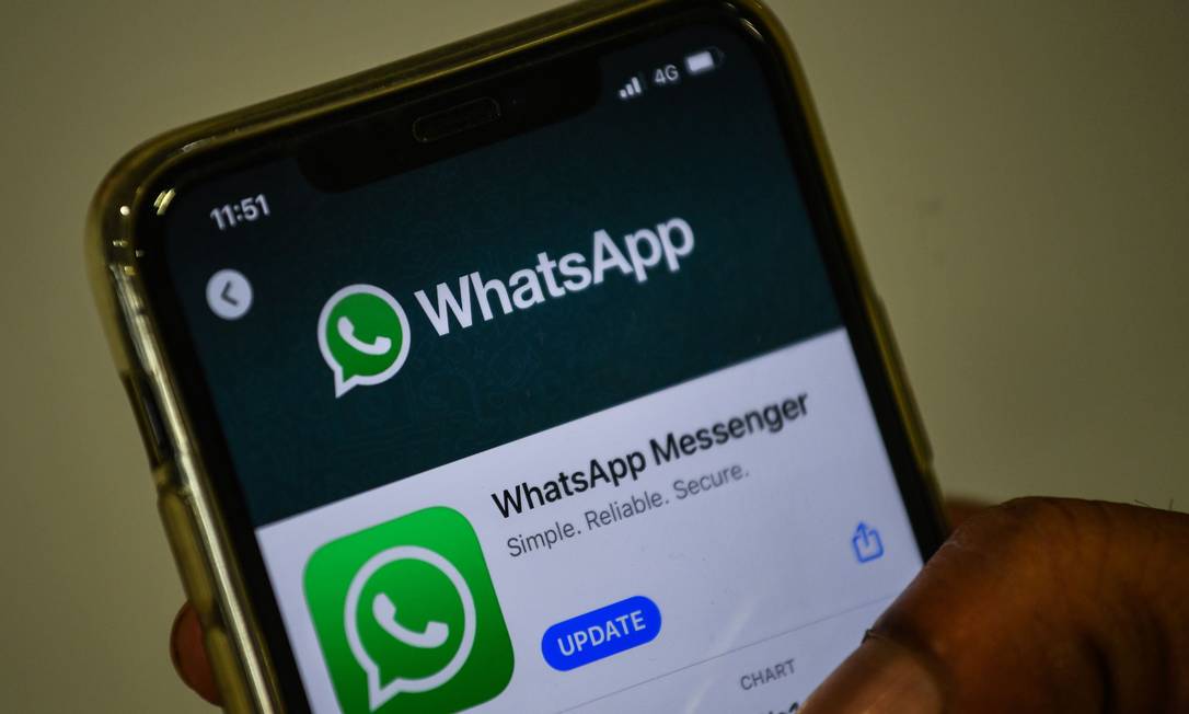 Usuários do WhatsApp poderão fazer transferências de dinheiro pelo aplicativo Foto: INDRANIL MUKHERJEE / AFP