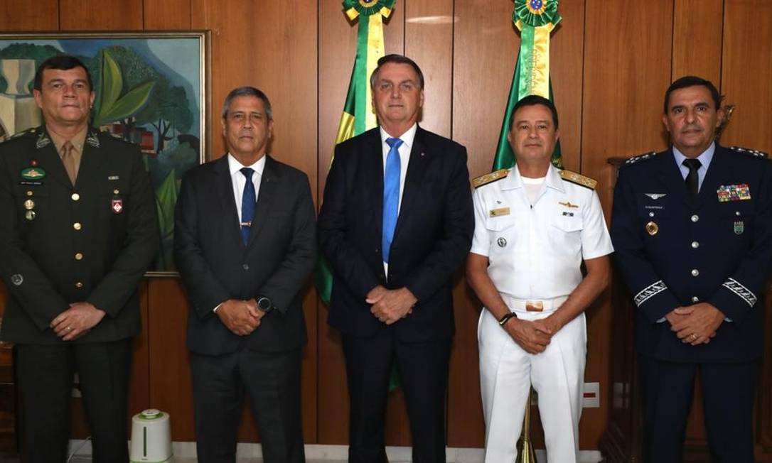 Exército brasileiro aguarda ordem presidencial para fechamento da