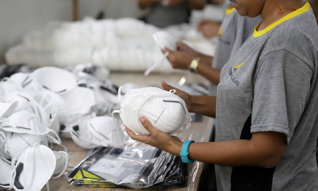 Trabalhadores produzem máscaras PFF2 na fábrica Delta Plus em Socorro, São Paulo Foto: Rahel Patrasso / REUTERS 
