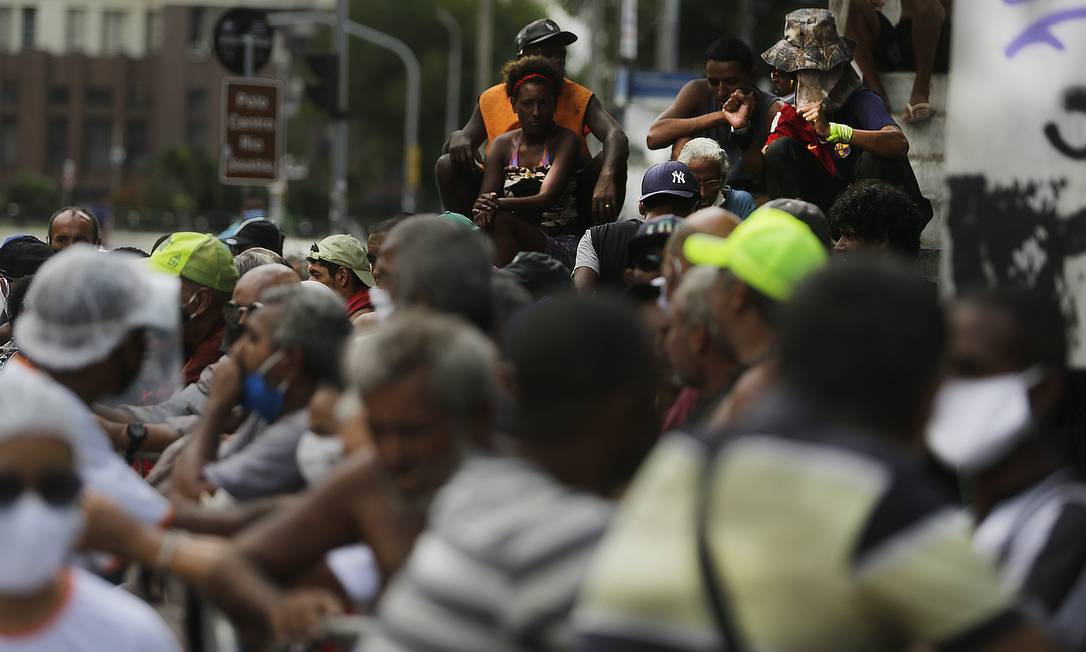 Moradores de rua e desempregados fazem fila para receberem suas quentinhas no Campo de Santana Foto: ANTONIO SCORZA / Agência O Globo