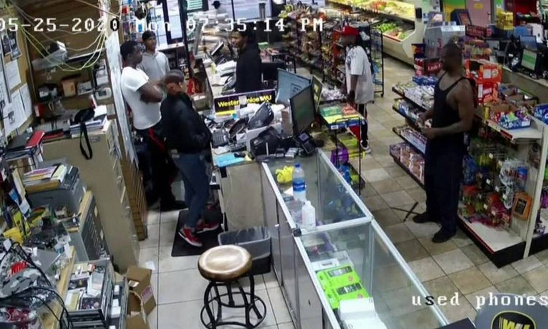 Novas imagens mostram George Floyd implorando a policiais antes de ser ...