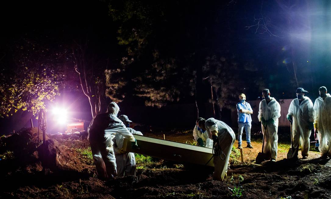 Com alto número de vítimas da Covid-19, quatro cemitérios da capital paulista passam a sepultar à noite Foto: Edilson Dantas / Agência O Globo
