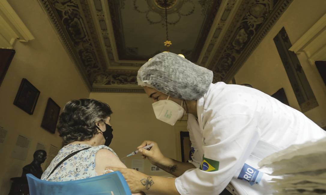 Idosa recebe dose da vacina contra a Covid-19, no Museu da República, o Palácio do Catete, na Zona Sul do Rio Foto: Gabriel de Paiva / Agência O Globo