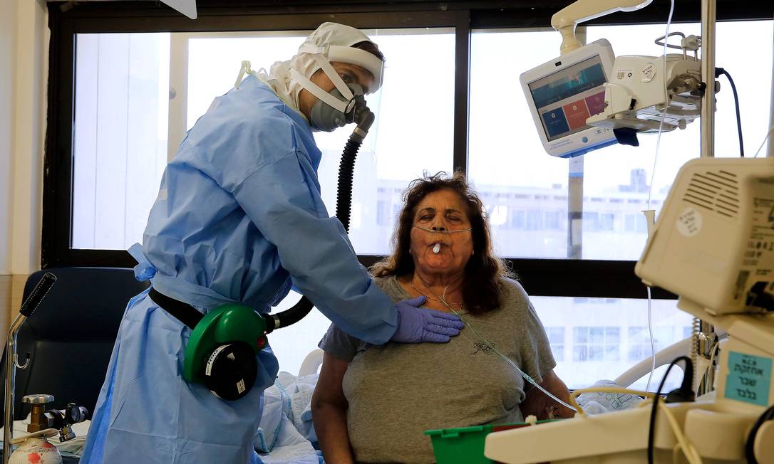 Tratamento fisioterápico em paciente com Covid-19 Foto: GIL COHEN-MAGEN / AFP