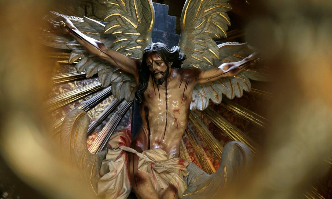 Cristo alado, uma das joias da arte sacra que estão espalhadas em igrejas da cidade Foto: Custódio Coimbra / O Globo
