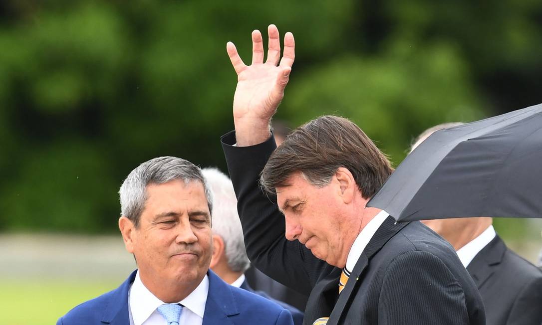 Braga Netto, novo ministro da Defesa, ao lado do presidente Jair Bolsonaro (19/11/2020) Foto: EVARISTO SA / AFP