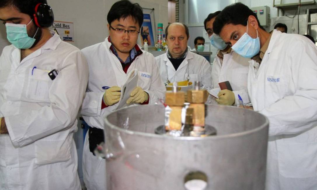 Inspetores internacionais avaliam instalações nucleares iranianas na planta nuclear de Natanz, a 300 km de Teerã Foto: KAZEM GHANE / AFP/20-1-14
