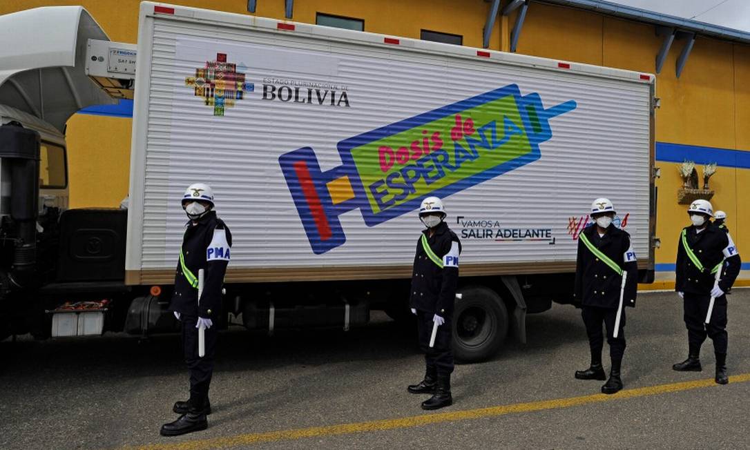 Na Bolívia, onde apenas 1,6% da população foi vacinada até o momento, guardas da polícia militar escoltam caminhão que carrega remessa das vacinas da AstraZeneca/Oxford Foto: JORGE BERNAL / AFP/21-3-21
