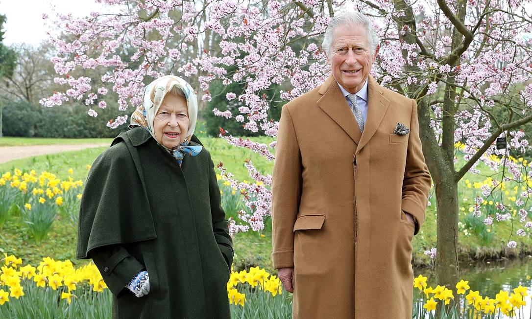 Para comemorar a Páscoa, Rainha Elizabeth e Príncipe Charles divulgam fotos passeando juntos no jardim de Windsor