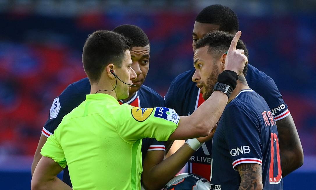 Neymar foi expulso após se desentender com zagueiro do Lille Foto: FRANCK FIFE / AFP