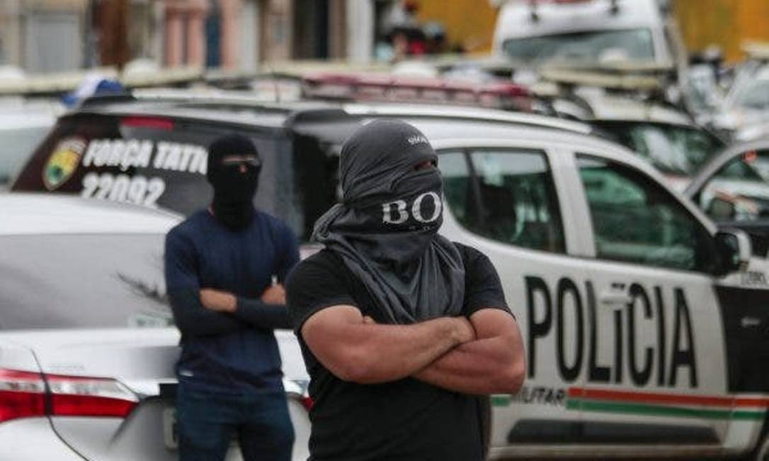Policiais militares encapuzados e sem farda durante protesto em Fortelza, no início do ano passado Foto: Agência O Globo