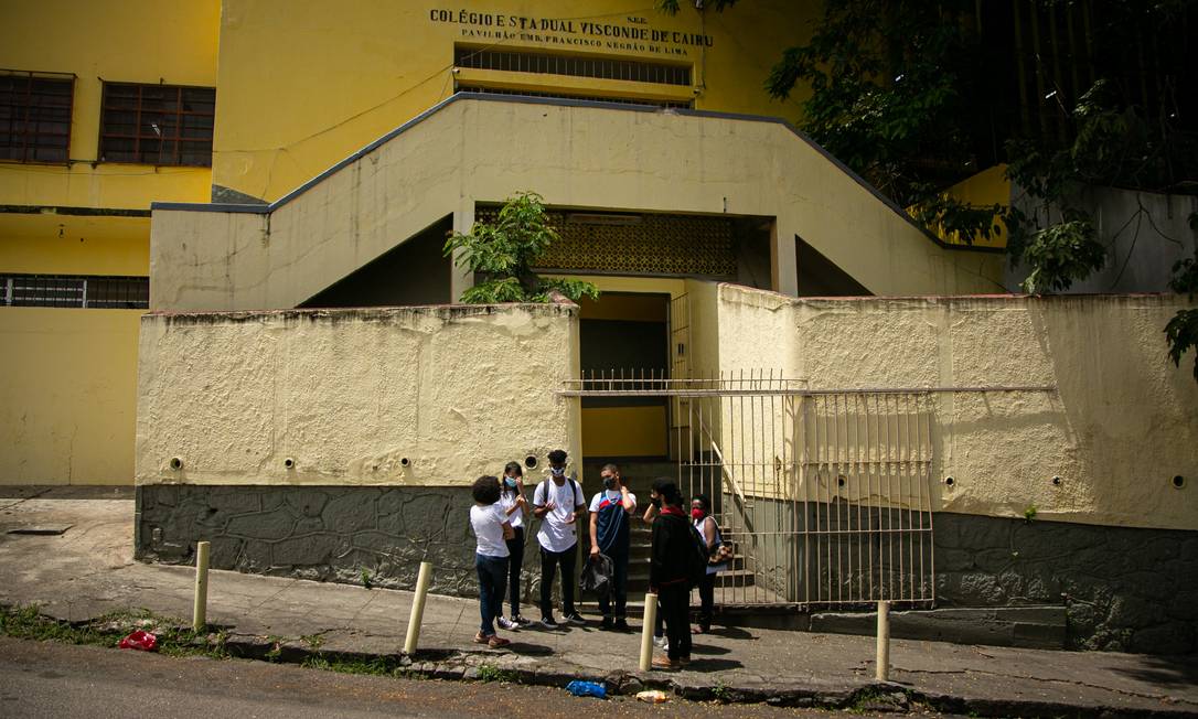 Alunos em frente ao Colégio Estadual Visconde de Cairu, Méier, em 19/10/2020 Foto: Hermes de Paula / Agência O Globo