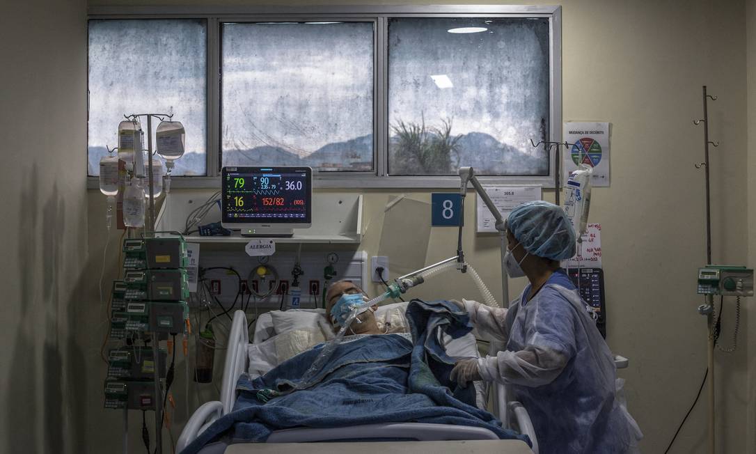 Paciente com Covid-19 em UTI do Hospital municipal Ronaldo Gazolla, no Rio, em 5 de março de 2021 Foto: ANDRE COELHO / AFP
