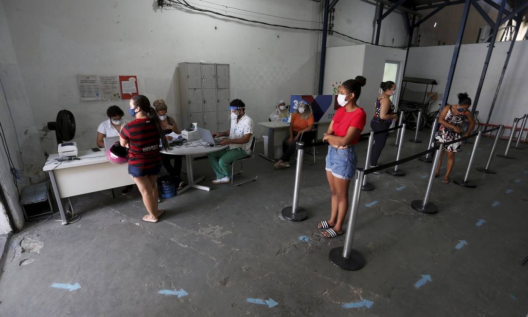 Testagem em massa para moradores da Maré Foto: FABIANO ROCHA / Agência O Globo