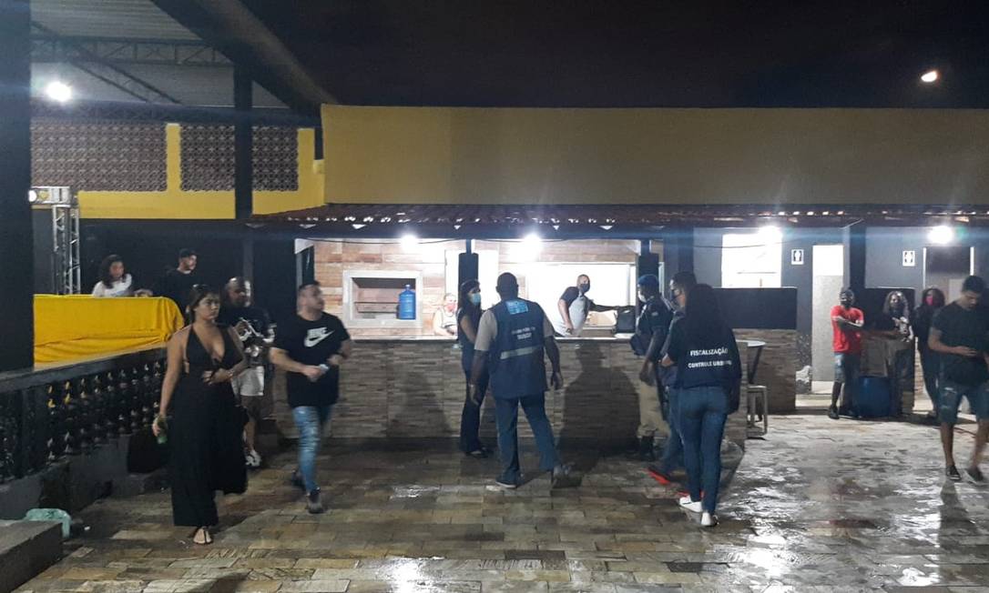 Funcionários da prefeitura e da Guarda Municipal flagraram uma festa clandestina na Zona Oeste do Rio Foto: Reprodução