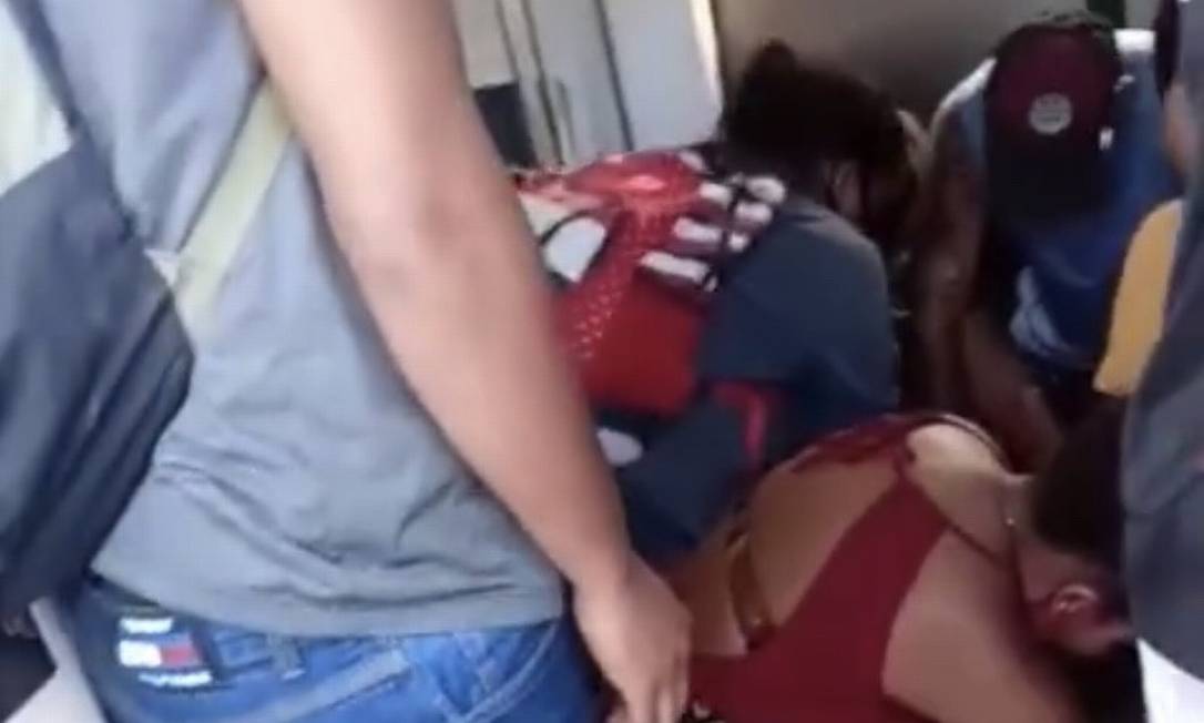 Passageiros tentam reanimar mulher que foi baleada dentro de um trem, na altura da estação de Sampaio Foto: Reprodução/Redes Sociais