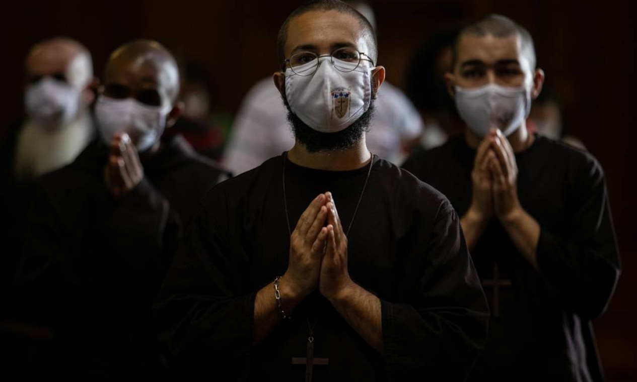 Franciscanos, usando máscara de proteção, participam da Santa Missa de Páscoa, na Catredal Metropolitana do Rio Foto: Brenno Carvalho / Agência O Globo