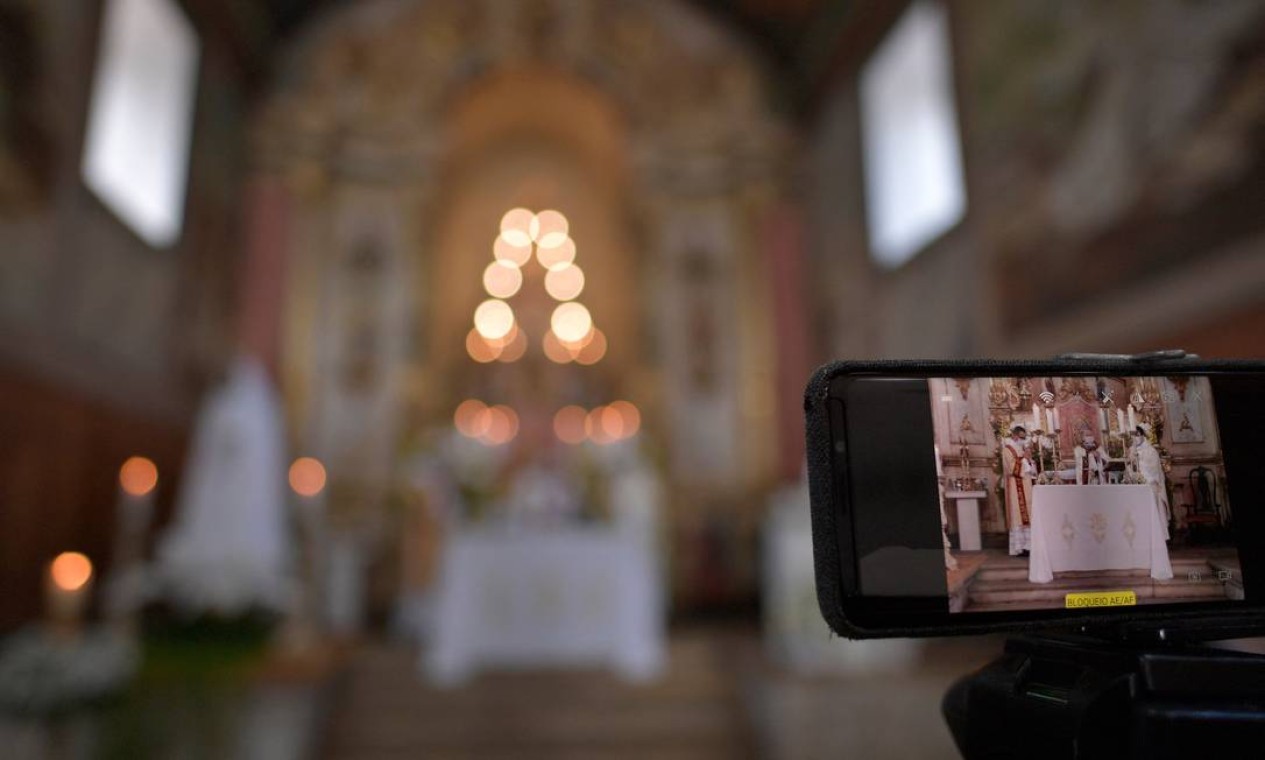 A missa de Páscoa na igreja de Santo Antônio, em Mateus Leme, estado de Minas Gerais, foi transmitida nas redes sociais e não houve a presença dos fiéis Foto: DOUGLAS MAGNO / AFP