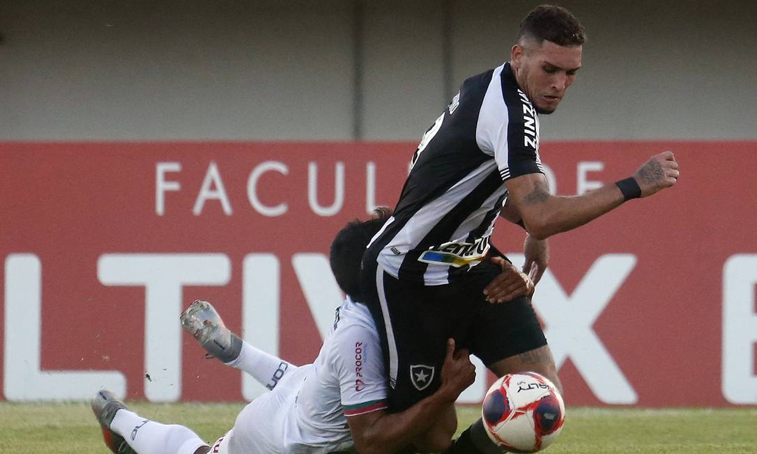 Rafael Navarro, do Botafogo, é agarrado por Muniz, da Portuguesa Foto: Vitor_Silva / Vitor Silva/Botafogo
