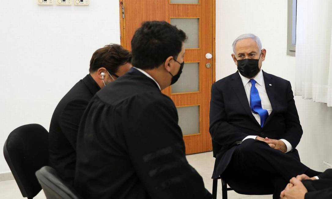 Primeiro-ministro Benjamin Netanyahu, com seus advogados, durante retomada do julgamento por corrupção Foto: POOL / VIA REUTERS