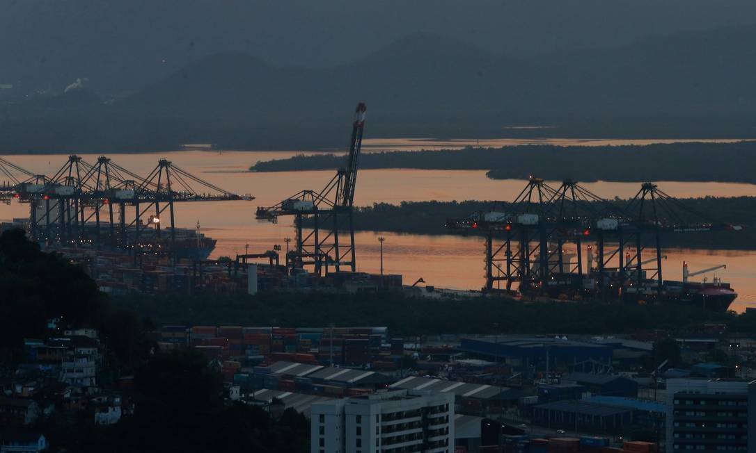 Porto de Santos calcula prejuízos entre R$ 820,5 milhões e R$ 5,85 bilhões Foto: Marcos Alves/Agência O Globo