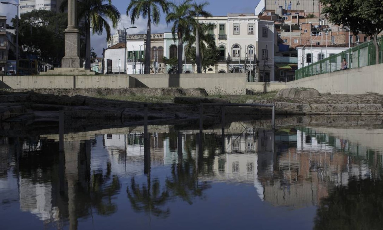 Um grande espelho d’água se formou, encobrindo quase que totalmente o sítio arqueológico do Cais do Valongo Foto: Márcia Foletto / Agência O Globo