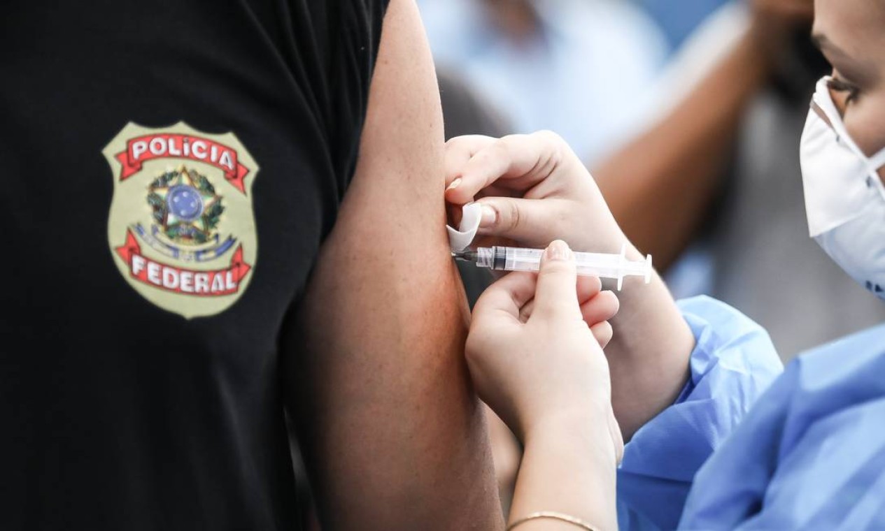 Policial federal recebe vacina contra Covid-19, na Academia de Polícia Militar do Barro Branco, no bairro da Água Fria, na zona norte da capital Foto: Peraphotopress / Agência O Globo