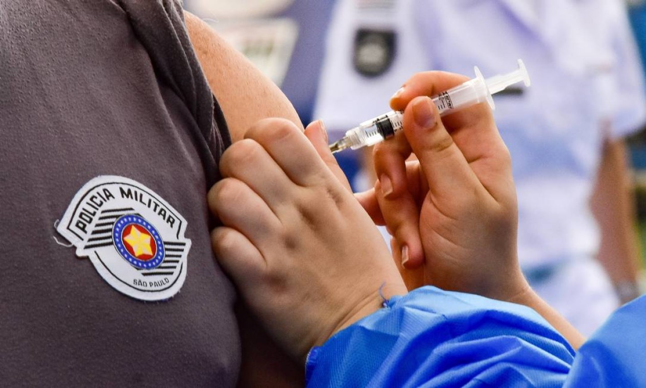 Policial militar recebe vacina contra Covid-19, na Academia de Polícia Militar do Barro Branco, no bairro da Água Fria, na zona norte da capital Foto: Fotoarena / Agência O Globo