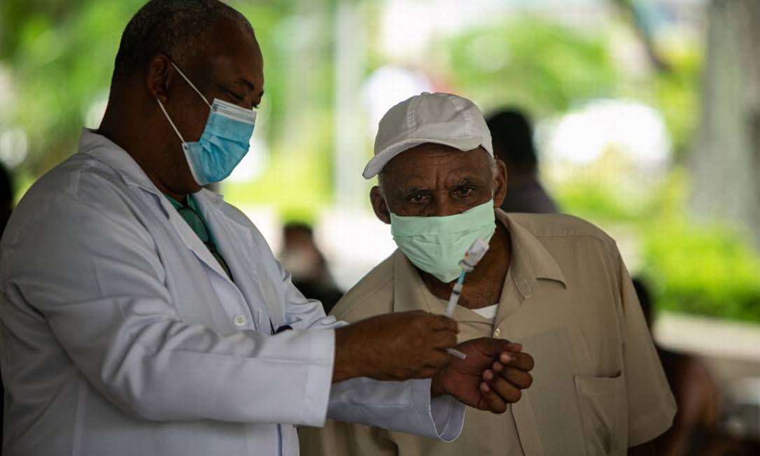 Uerj inaugura posto para pedestres receberem a primeira dose da