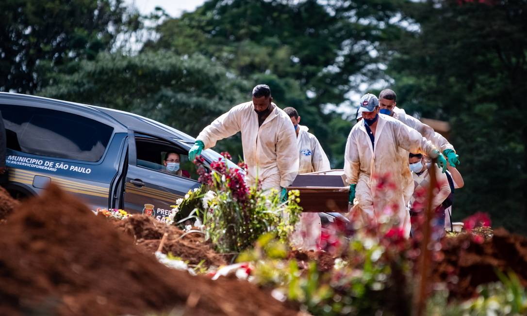 Sepultamentos por Covid-19 no cemitério da Vila Formosa, o maior da América Latina Foto: Antonio Molina/Zimel Press / Agência O Globo