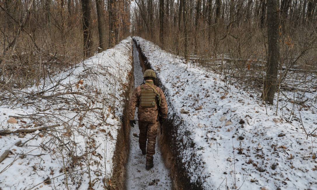 Militar ucraniano caminha ao longo de posições de combate na linha de contato com rebeldes separatistas apoiados pela Rússia, na região de Donetsk, Ucrânia Foto: OLEKSANDR KLYMENKO / REUTERS