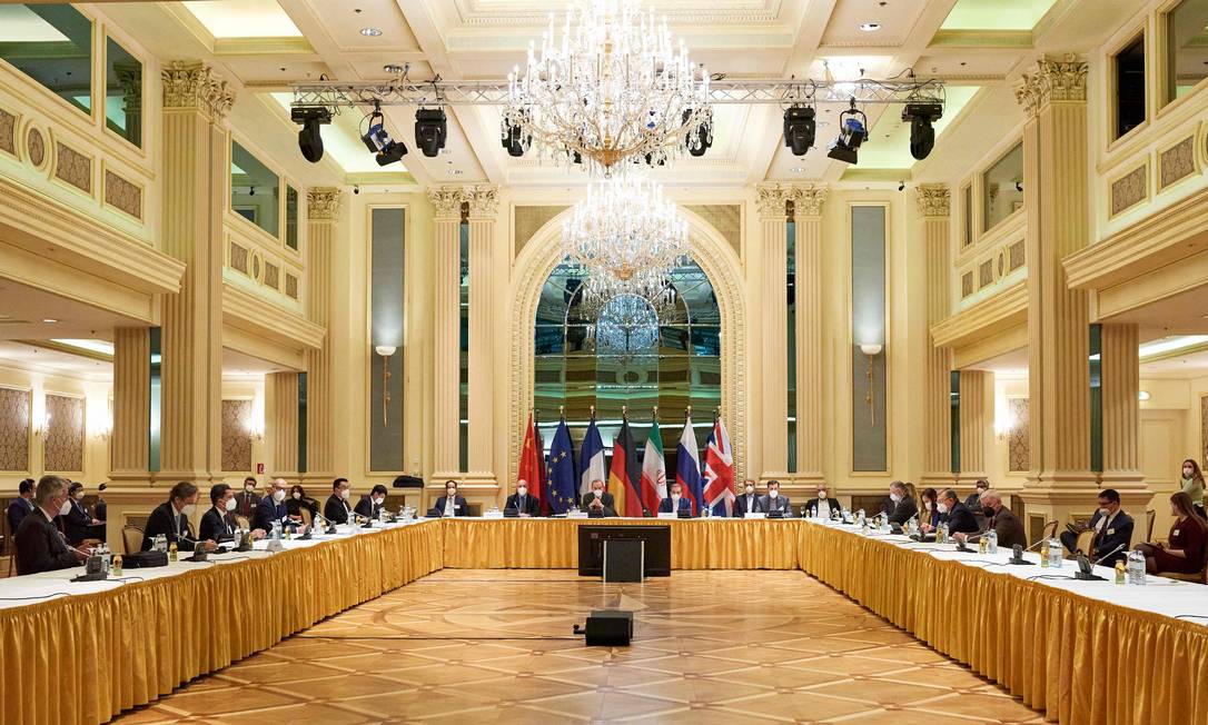 Imagem da reunião de representantes de Irã, China, União Europeia e Rússia, na primeira rodada de discussões sobre o acordo sobre o programa nuclear iraniano, abalado desde a saída dos EUA, em 2018 Foto: LARS TERNES / AFP