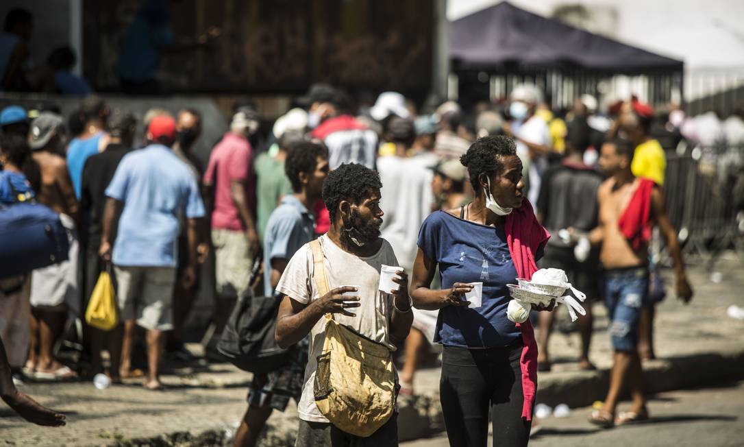 O avanço da pandemia acentuou a pobreza nas favelas e periferias. As pessoas perderam empregos e falta comida no prato Foto: Guito Moreto / Agência O Globo