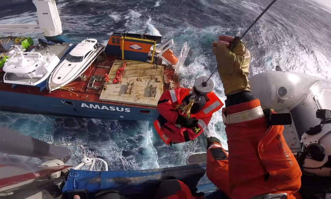 Resgate de tripulação do navio de carga holandês Eemslift Hendrika no Mar do Norte, em 5 de abril de 2021 Foto: JRCC SOUTH-NORWAY / via REUTERS