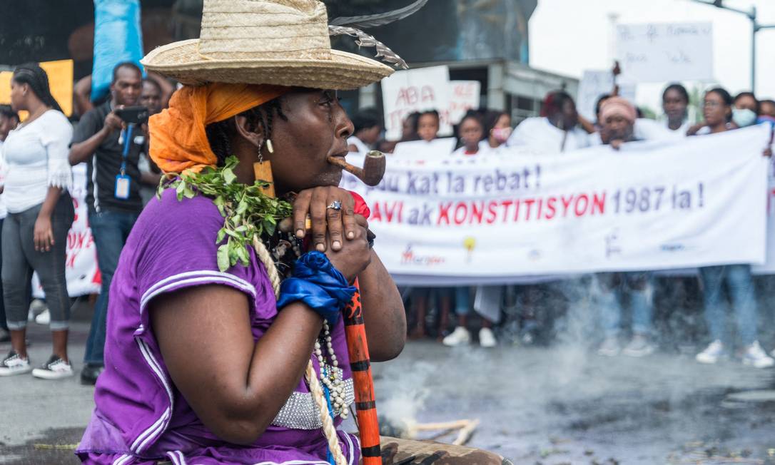 Haitianas marcham em Porto Príncipe para comemorar o dia nacional da mulher e pedir a renúncia do presidente Jovenel Moïse Foto: REGINALD LOUISSAINT JR / AFP