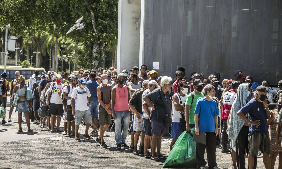 Distribuição de refeições no Centro do Rio gera aglomeração, com centenas de pessoas em busca de alimento. Foto: Guito Moreto / Agência O Globo
