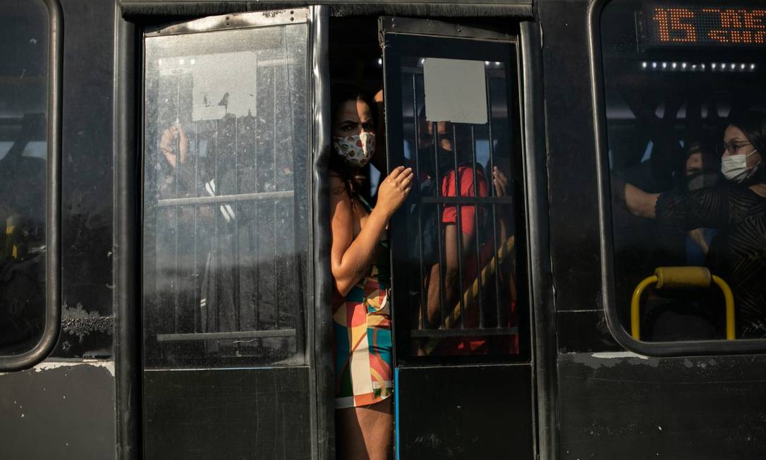 Ônibus do BRT lotados durante a pandemia de Covid-19 ainda em curso Foto: Brenno Carvalho em 15-03-2021 / Agência O Globo