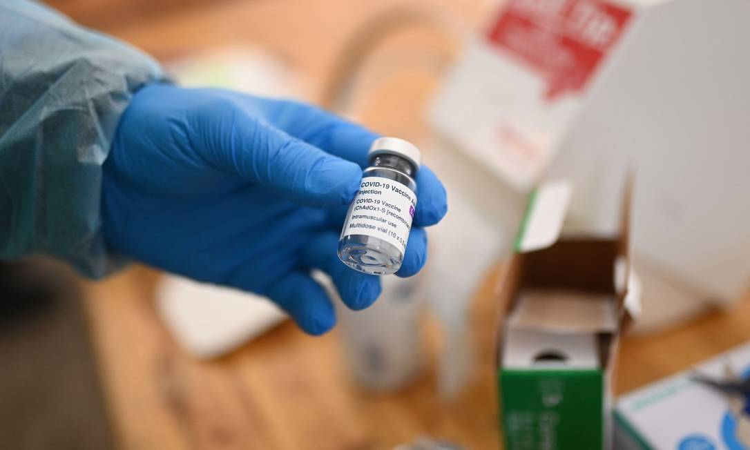 Frasco de vacina contra a Covid-19 de Oxford/AstraZeneca Foto: INA FASSBENDER / AFP
