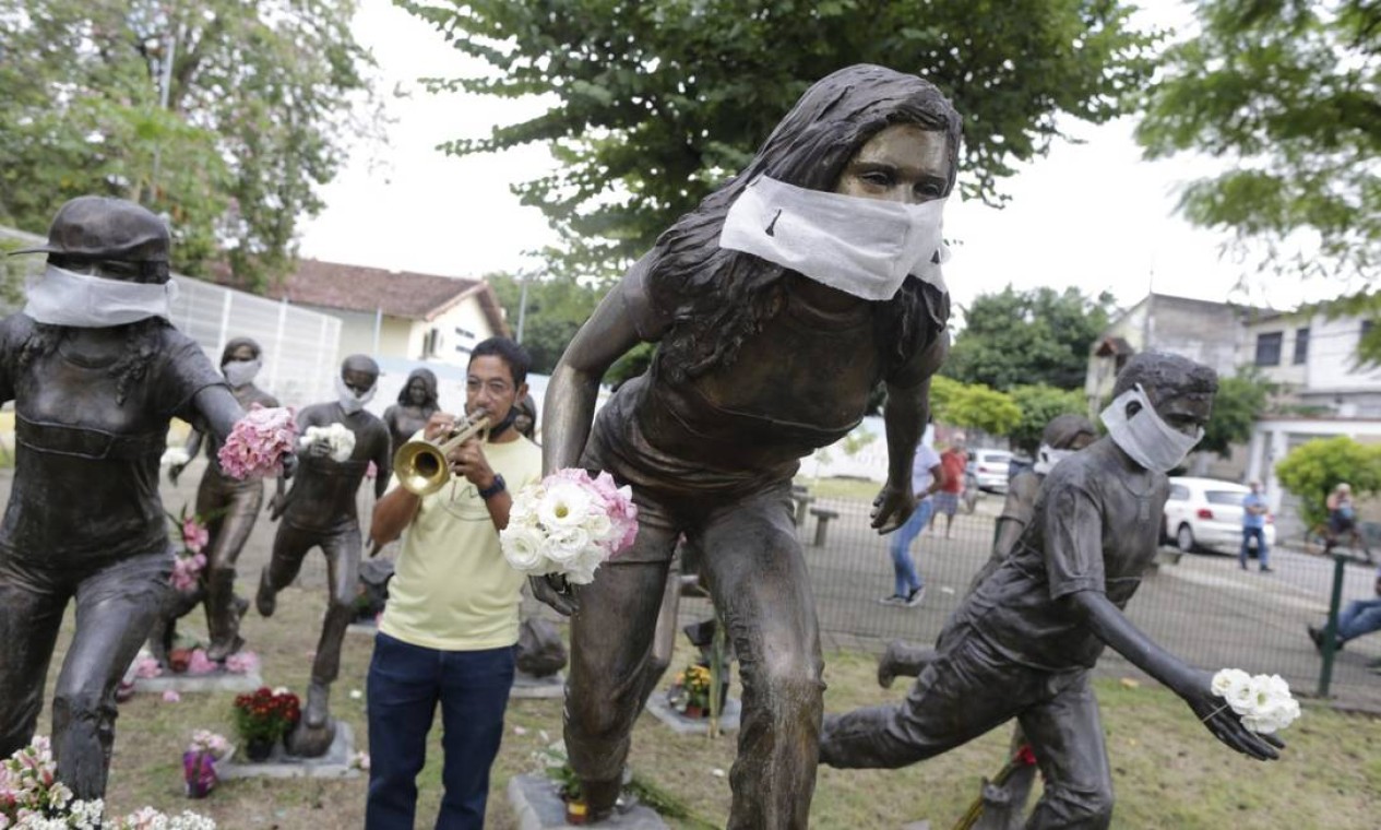 Vítimas do massacre de Realengo são homenageadas com música e flores em