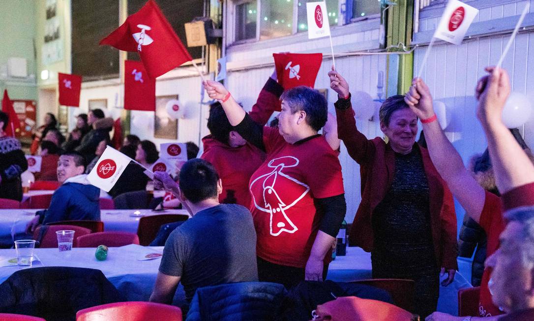 Partidários do Inuit Ataqatigiit celebram os resultados das eleições parlamentares de terça-feira Foto: EMIL HELMS / AFP