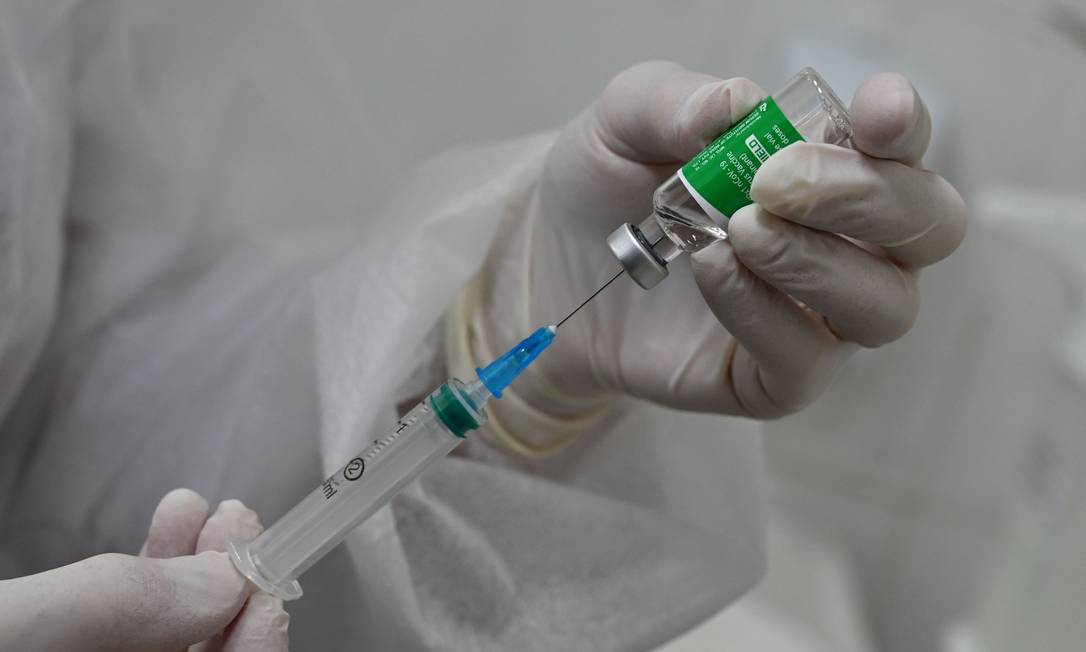 Profissional de saúde prepara dose da vacina de Oxford/AstraZeneca contra a Covid-19 Foto: GENYA SAVILOV / AFP