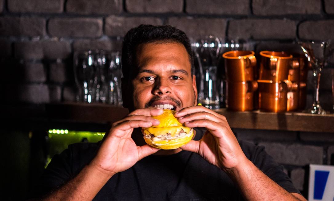 Samir Almeida abriu a hamburgueria Bob Beef após desistir de continuar trabalhando como corretor de imóveis Foto: Divulgação/Hermes Senna