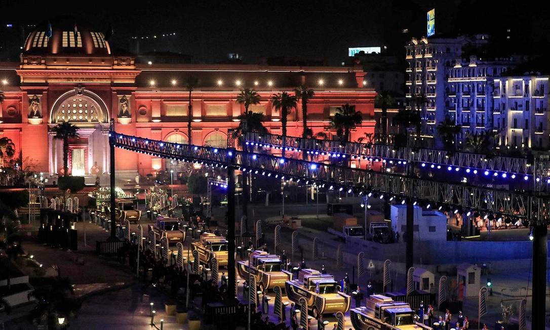 Os veículos especiais levaram as múmias do Museu Egípcio, centenária instituição na Praça Tahrir, no centro do Cairo, para o novo Museu Nacional da Civilização Egípcia, sete quilômetros ao sul Foto: KHALED DESOUKI / AFP