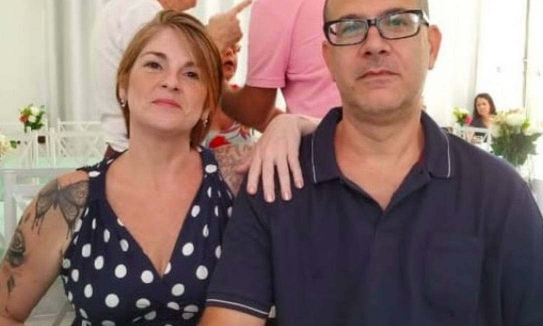 A vendedora Patrícia Paiva Leivas, de 50 anos, com o marido, o funcionário público Fernando Alves Prodanoff, de 54 Foto: Reprodução