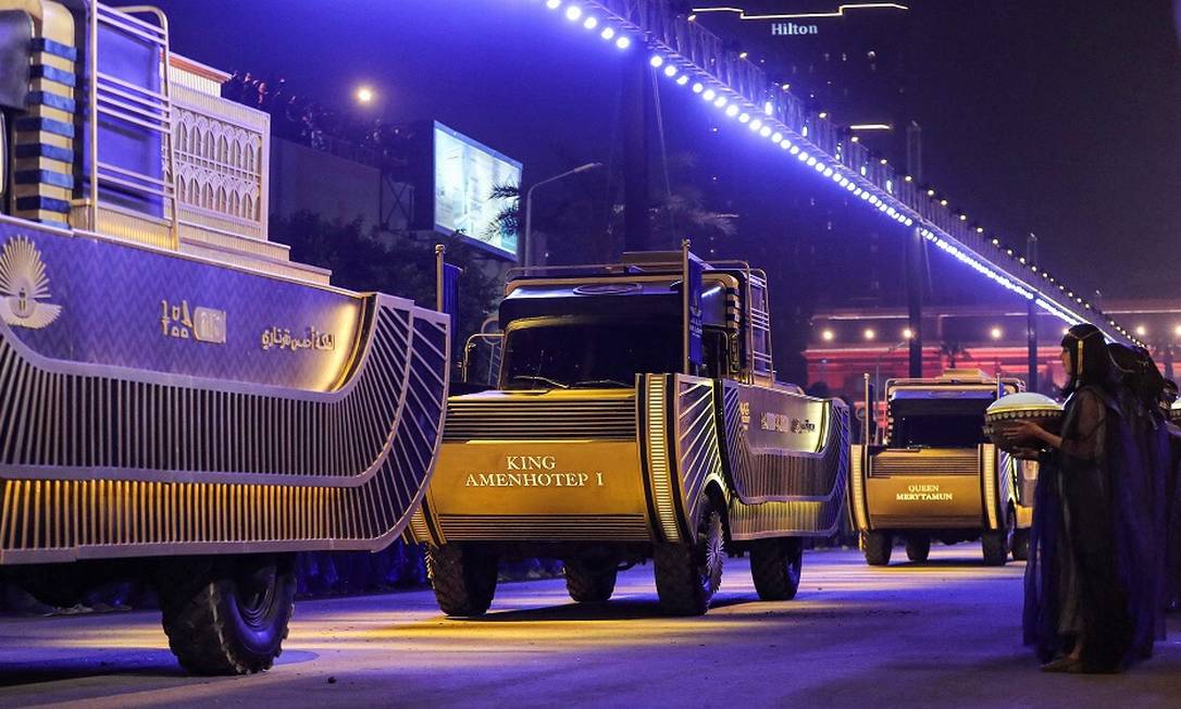 Os carros que transportaram os sarcófagos, com as múmias reais, foram adaptados e receberam uma decoração especial, com o nome do rei ou rainha correspondente Foto: MAHMOUD KHALED / AFP