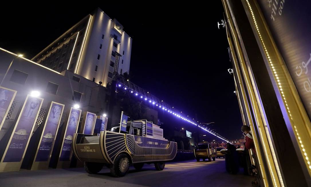 Os veículos adaptados para transportar as múmias reais percorreram os sete quilômetros entre o Museu Egípcio e o novo Museu Nacional da Civilização Egípcia em meia hora Foto: MOHAMED ABD EL GHANY / REUTERS