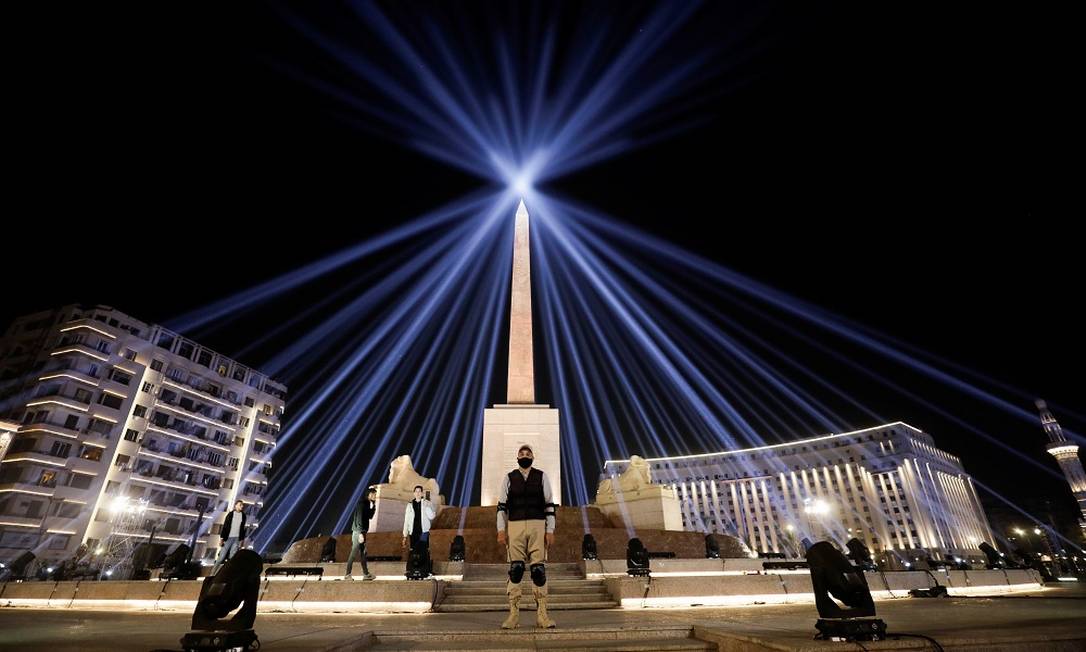 O obelisco em frente ao Museu Egípcio, na Praça Tahrir, de onde saíram as múmias reais, com a iluminação especial para o Desfile Dourado dos Faraós Foto: MOHAMED ABD EL GHANY / REUTERS