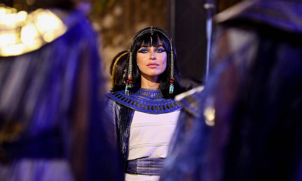 Centenas de figurantes vestidos à moda do Egito Antigo participaram do Desfile Dourado dos Faraós, evento que marcou o transporte de 22 múmias de reis e rainhas pelas ruas do Cairo, no dia 3 de abril Foto: MAHMOUD KHALED / AFP